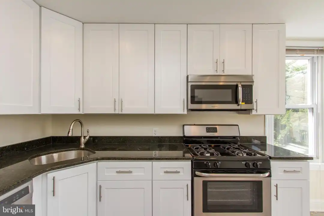 2207 Catharine St unit 2 - View 5