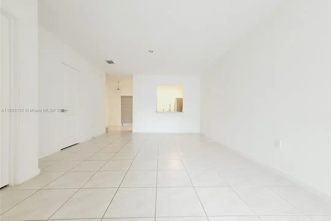 541 NE 4th Ln - View 3