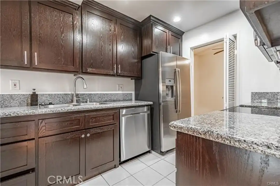 Apartment in West Hollywood - View 5
