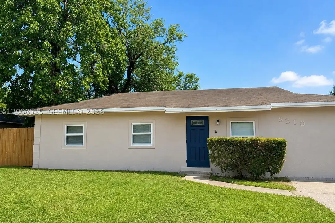 8210 SW 7th St – photo 1