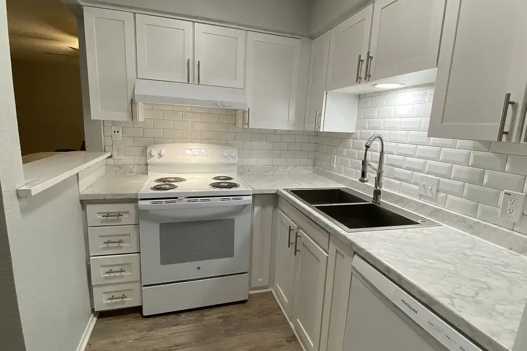 Claridge Apartments - View 2