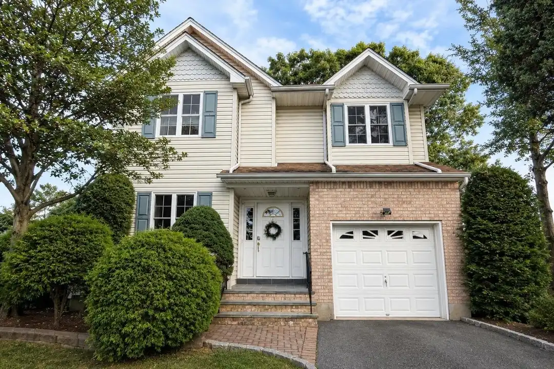 35 Willis Ave – photo 1 of 9