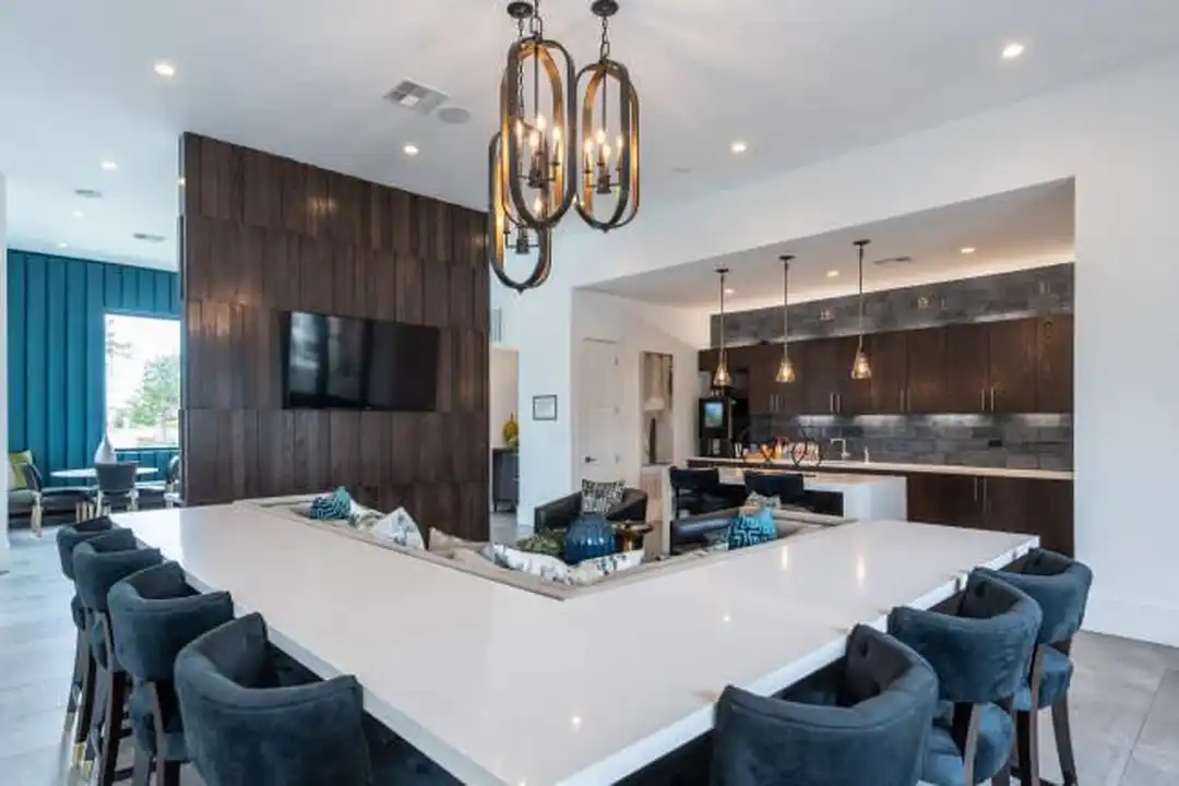 6101 N Riverside Dr unit # 6175 – další