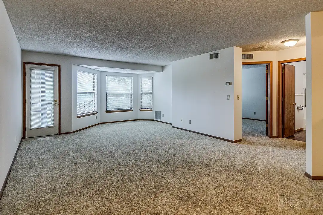 Autumn Woods of St Anthony - 2600 Kenzie Ter - Minneapolis, MN | Rent.