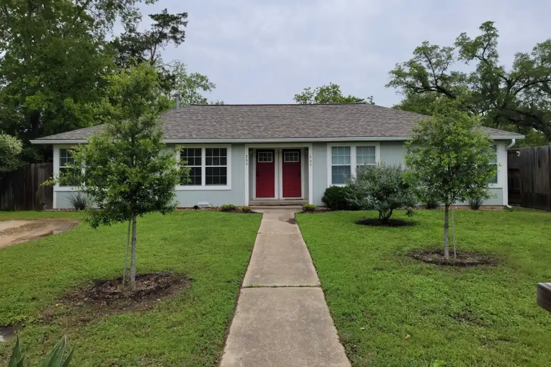 202 E North Ave – photo 1