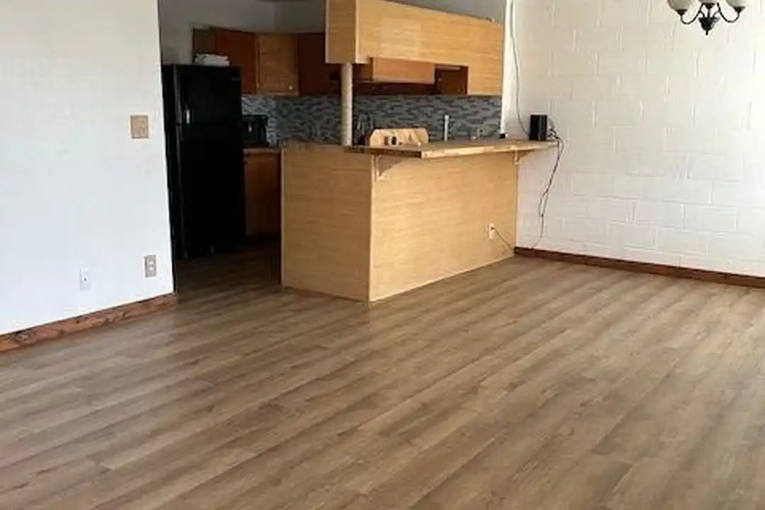 633 N Commercial St - View 4