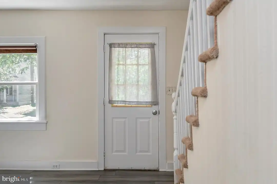 319 1/2 Wolfe St - View 2