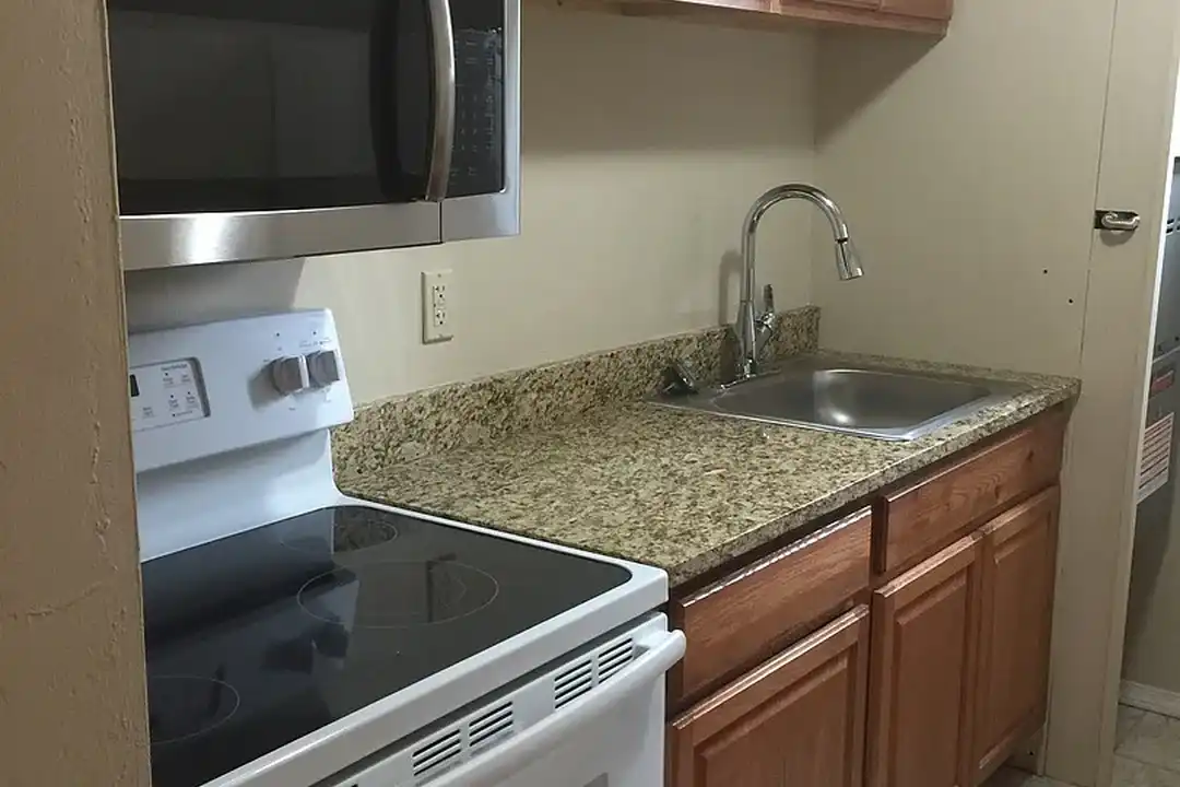 624 West – photo 1