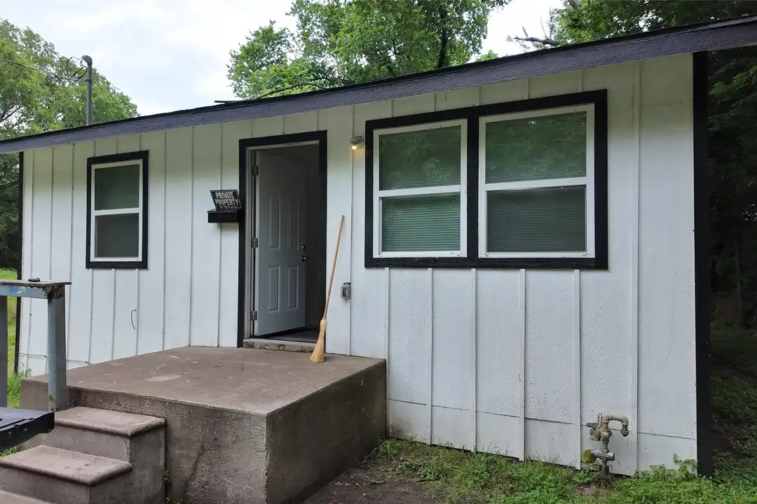 1001 E Park Ave – photo 1 of 14