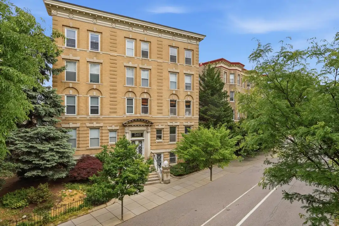 Apartment in Washington - View 2