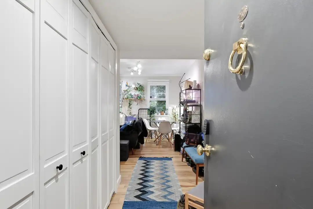 Apartment in Washington - View 3