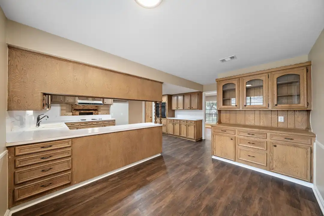 1104 Hillcrest Dr - More