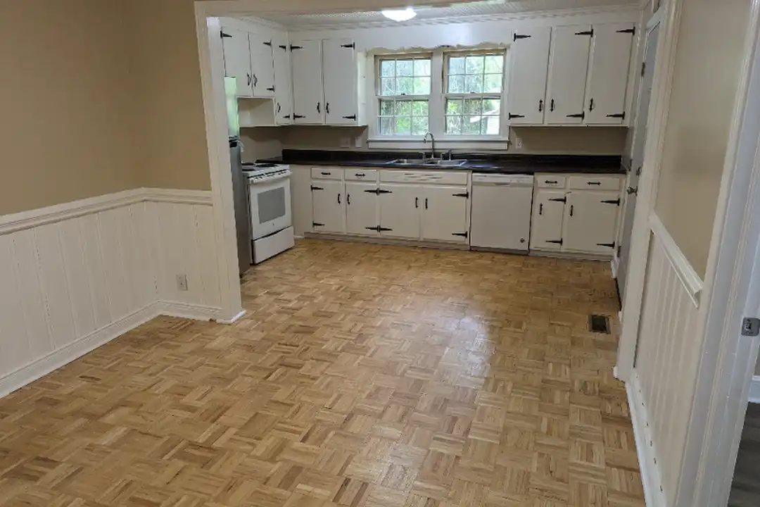 828 Crescent Dr - More