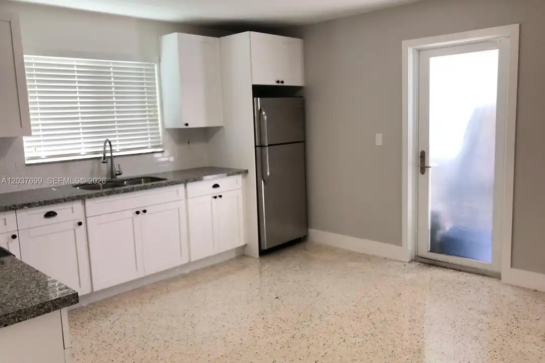 Apartment in Biscayne Park - View 2