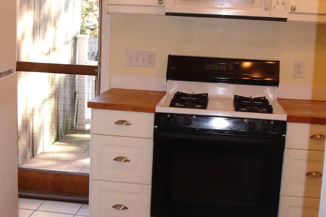 611 S West End Ave - More