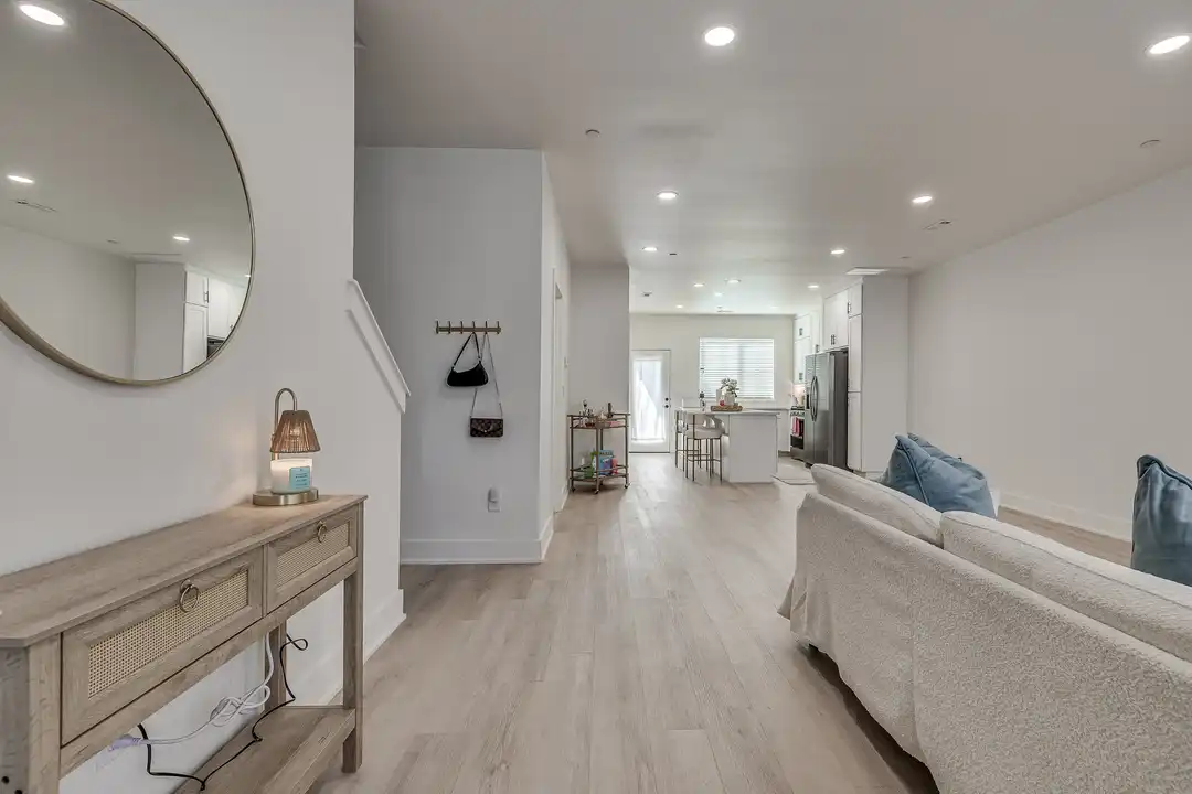 1644 N Leverett Ave - More