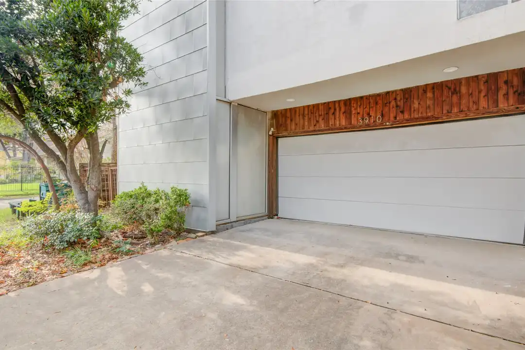 Apartment in Houston, Midtown - View 2