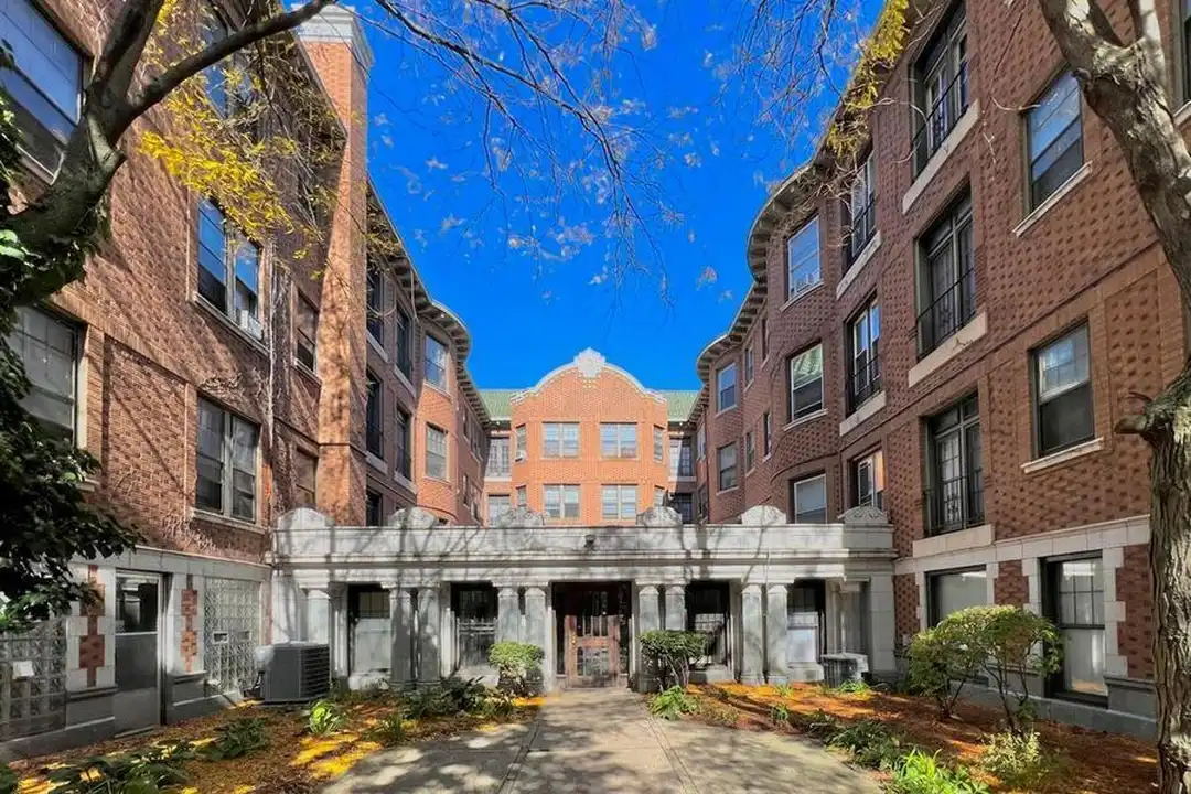 1154 W Lunt Ave - View 2