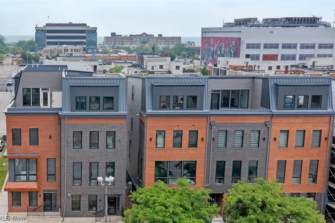 1403 Superior Ave E – photo 1