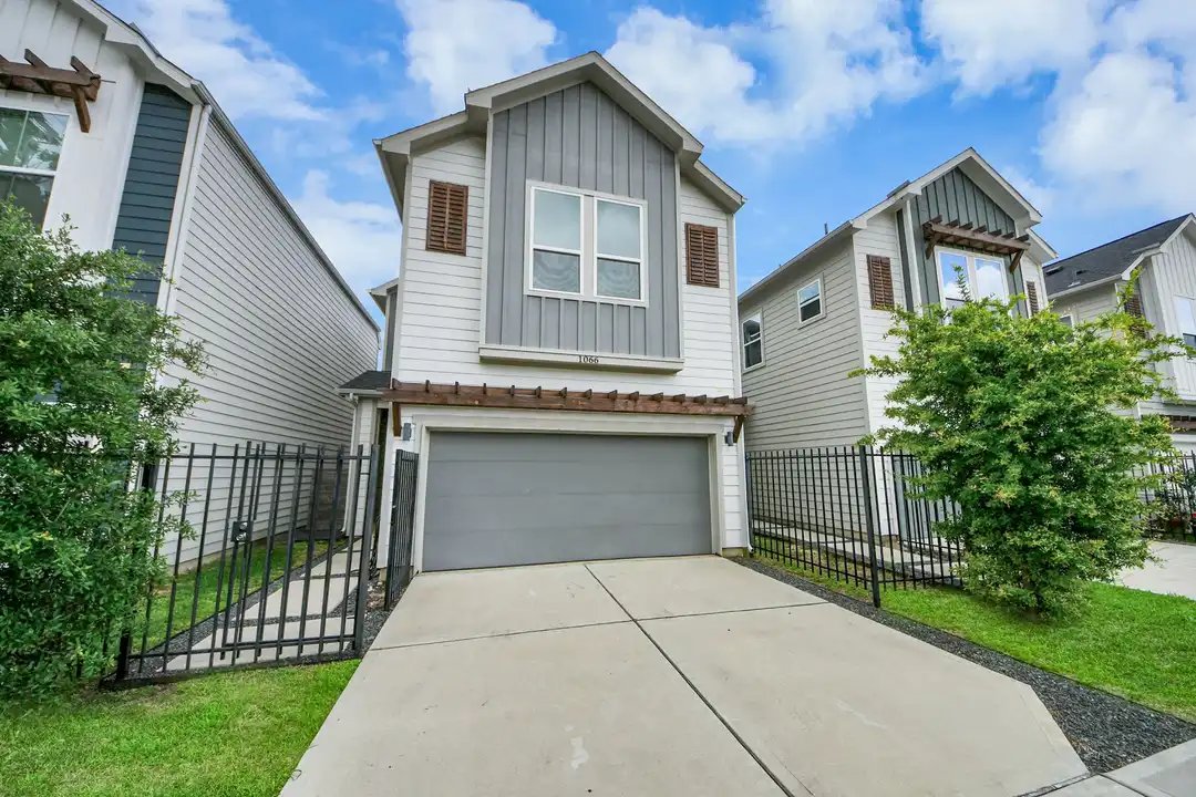 1066 Mansfield St - View 2