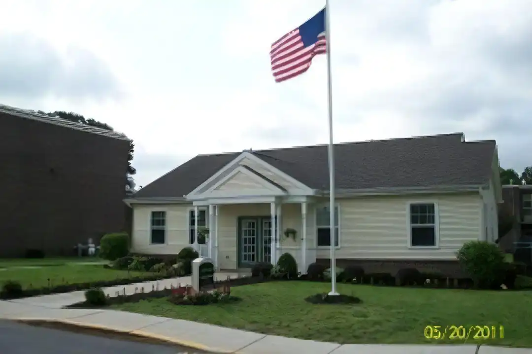 1701 E Broad St – photo 1 of 4