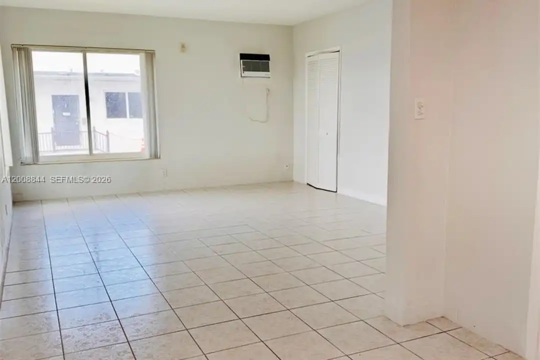 Apartment in Hollywood - View 2