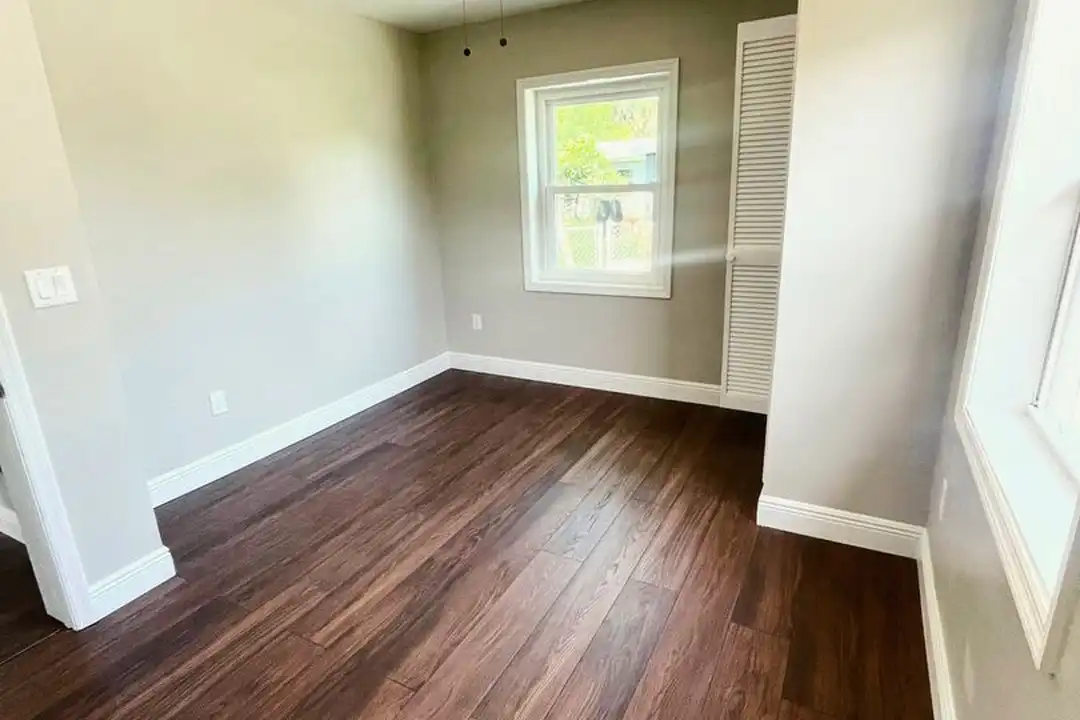 1206 N Oregon Ave – další