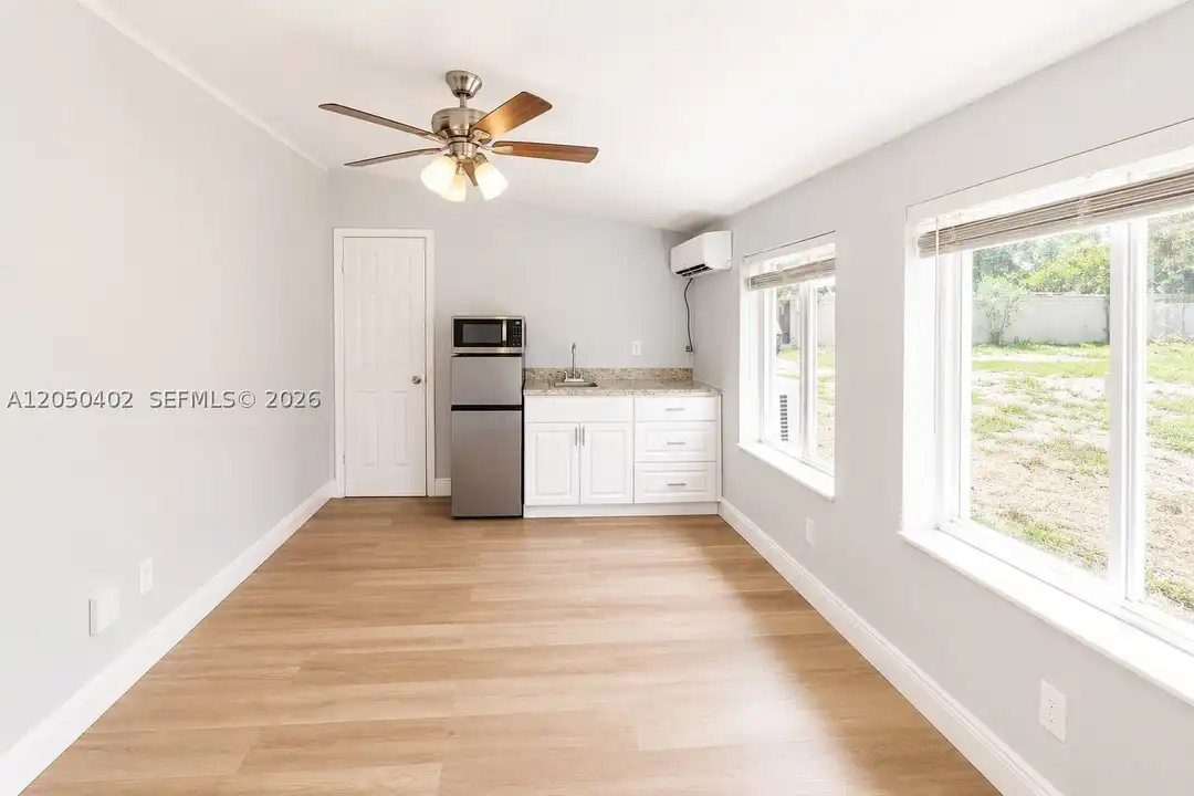 2511 SW 3rd St #B- B – photo 1