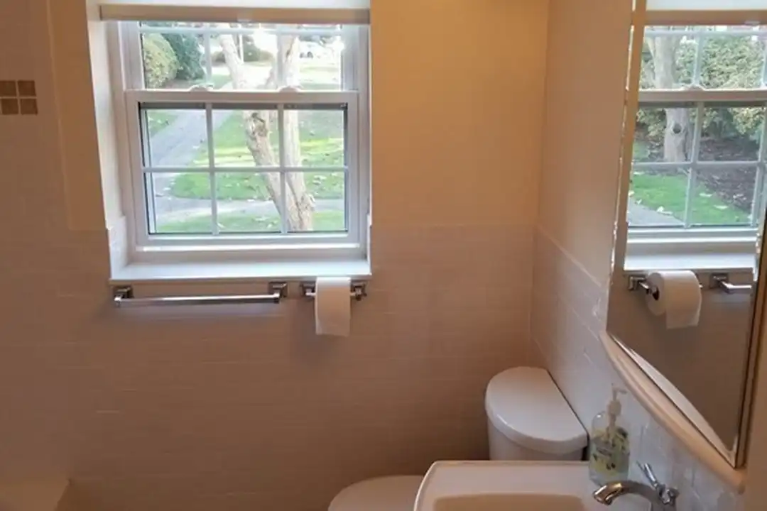169 Lake Shore Rd unit 2 - More