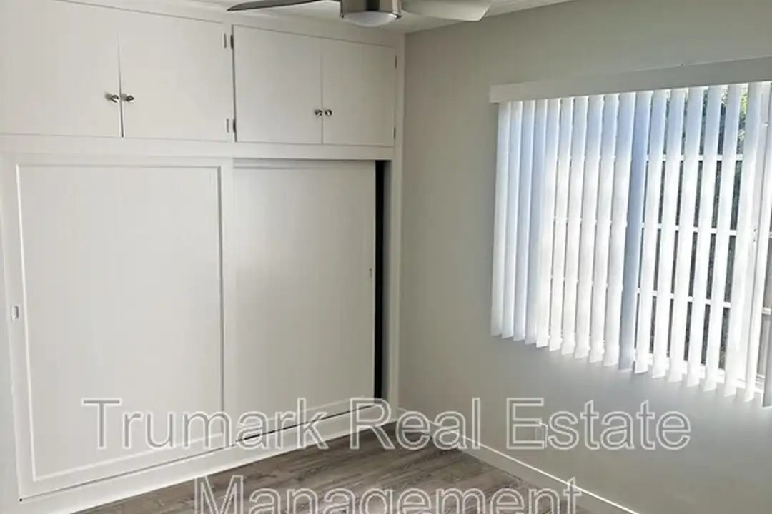 215 W Acacia Ave unit 6 - More