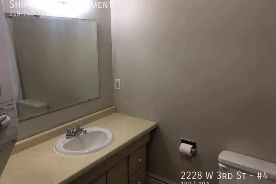 2228 W 3rd St - More