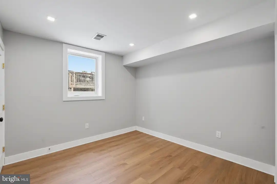 1301 Somerset Pl NW - More