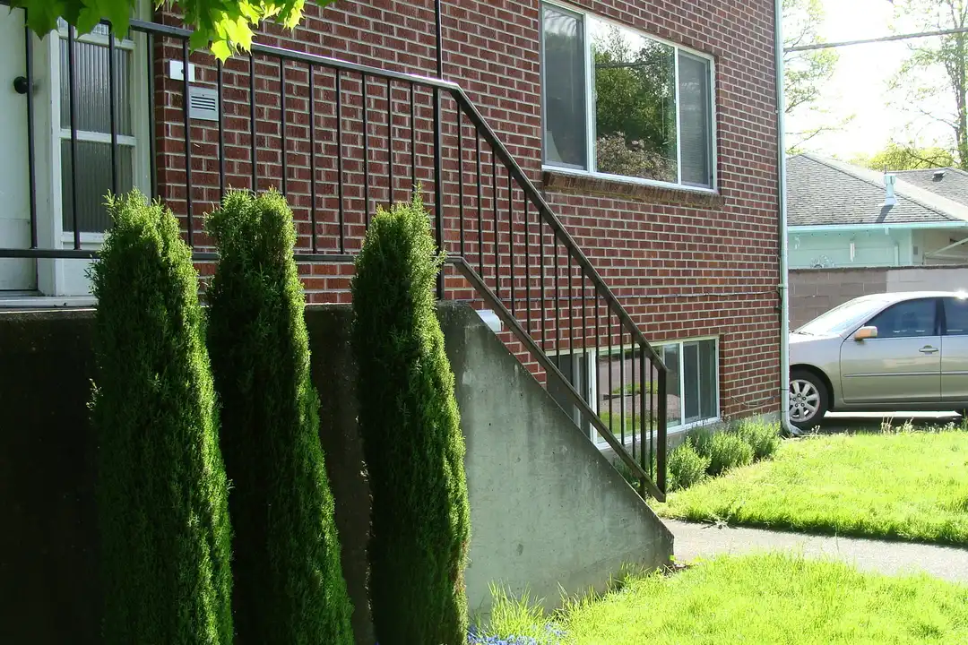 1944 Hudson St unit 8 – photo 1 of 13