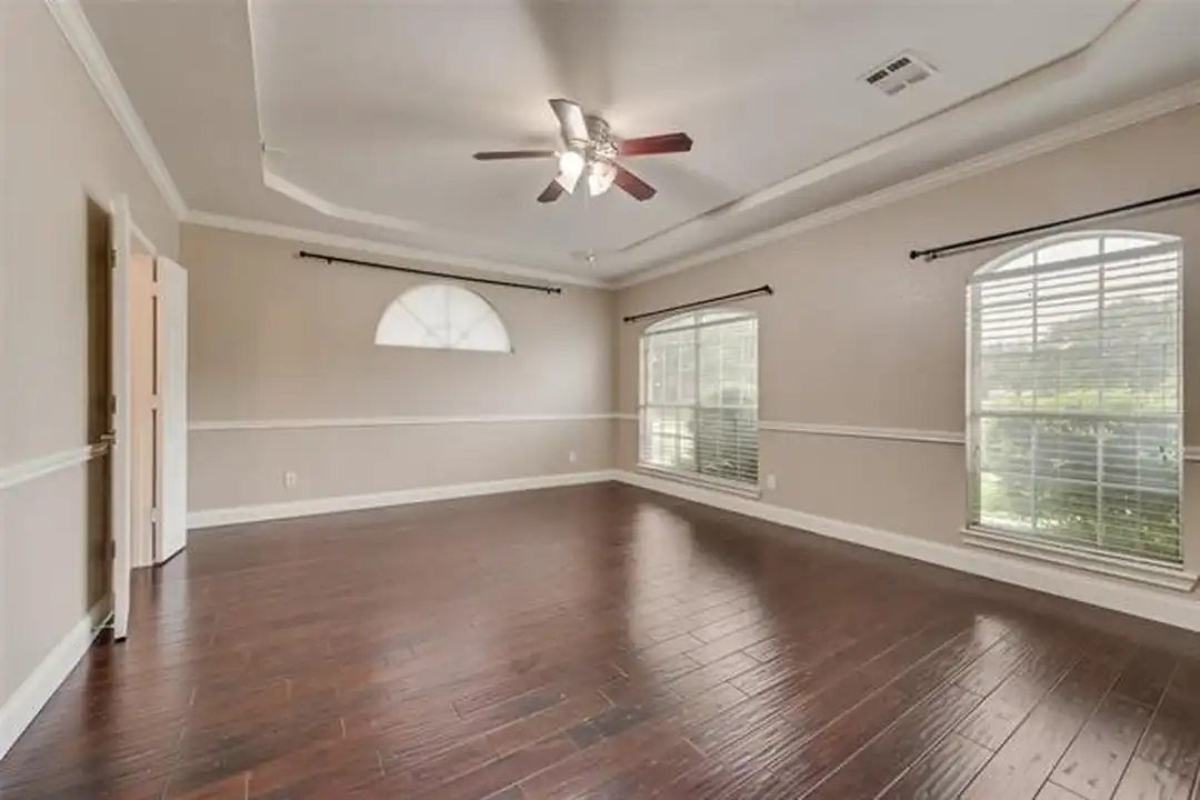 214 Sherwood Dr - View 3
