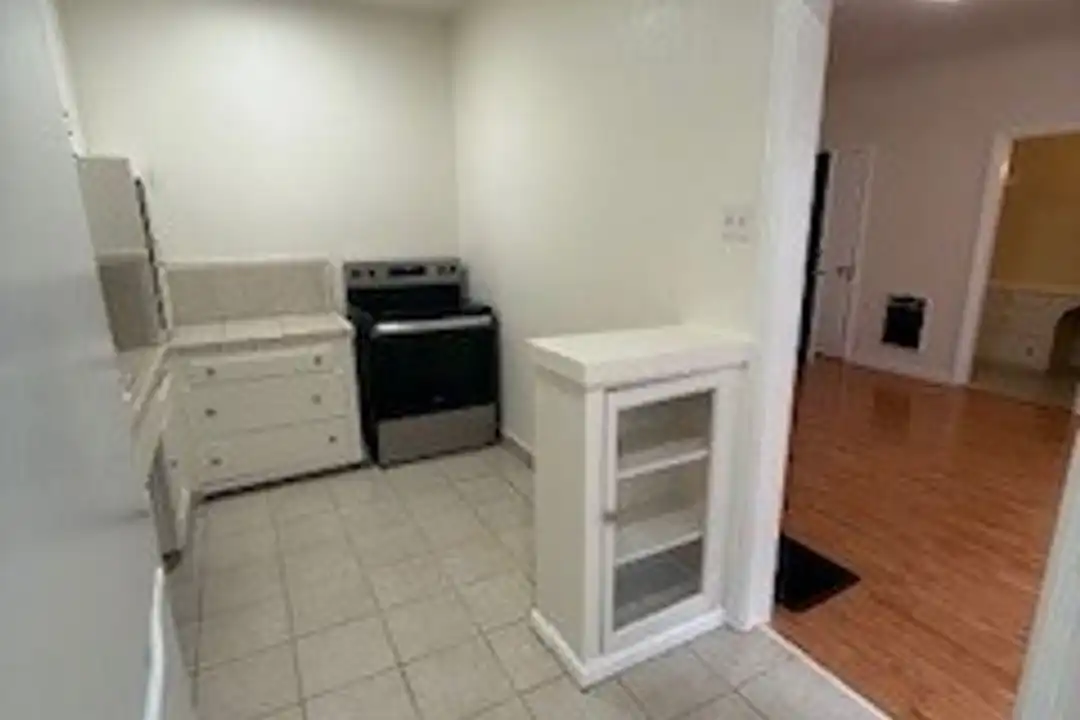 2175 Chestnut Ave unit 4 - View 4