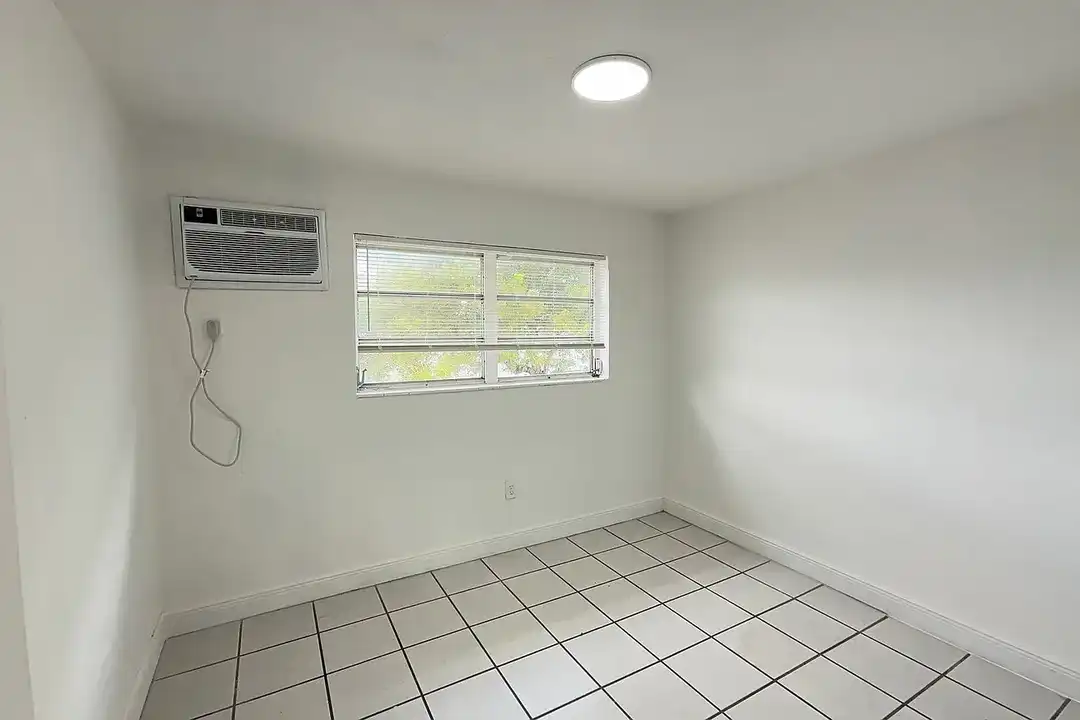 Airport Manor - View 4