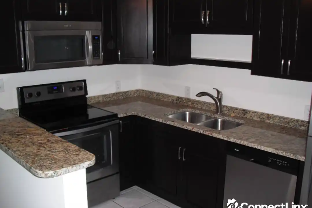 630 SW 7th Ave - View 3