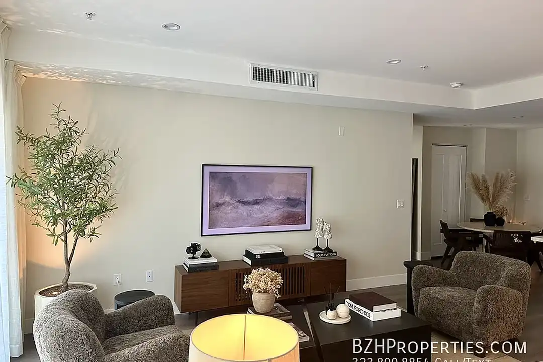Apartment in West Hollywood - View 5