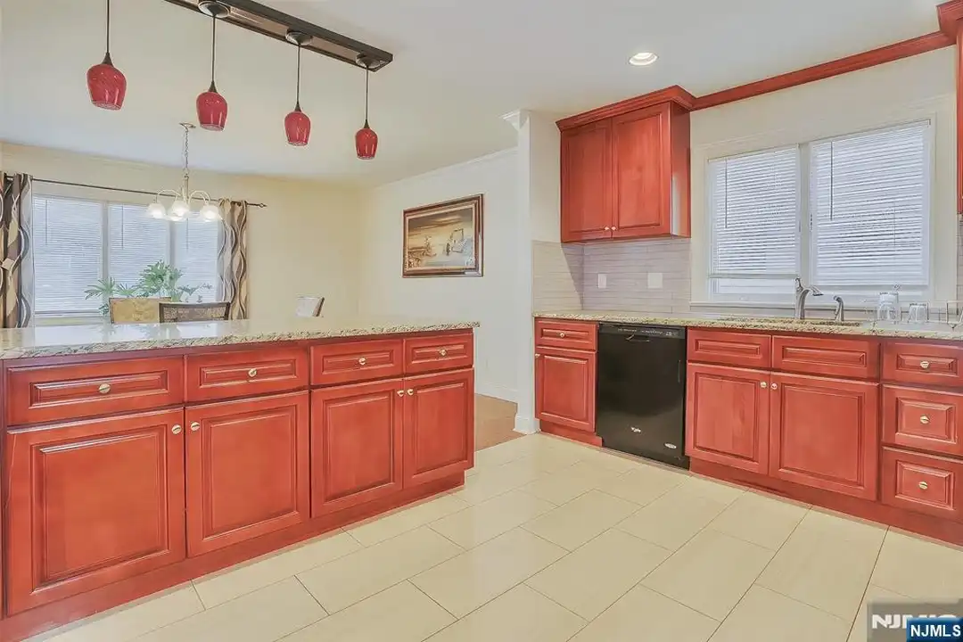 20 Franklin Ave - View 3