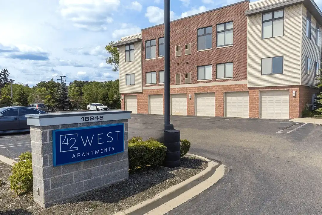 42 West Apartments – photo 1