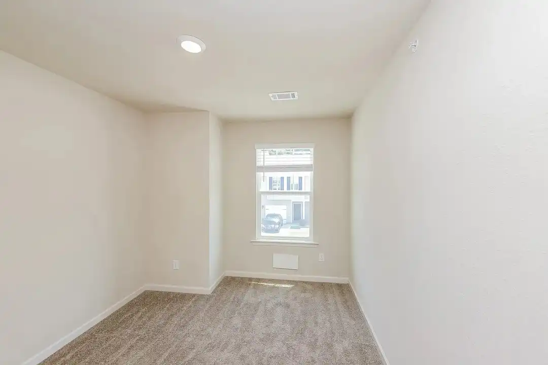 706 Highwood Ln - More