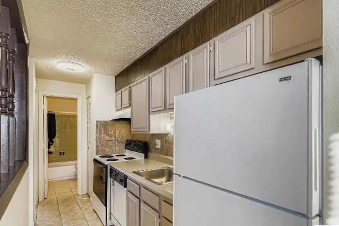 1289 Yukon St - View 4