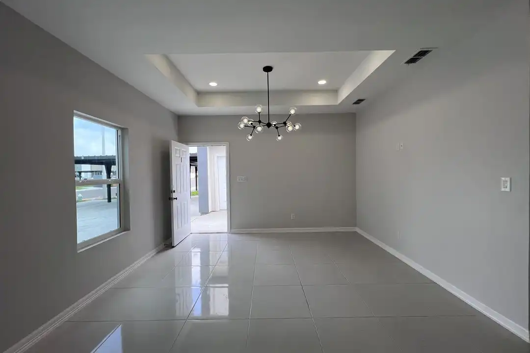 House in Edinburg - View 5