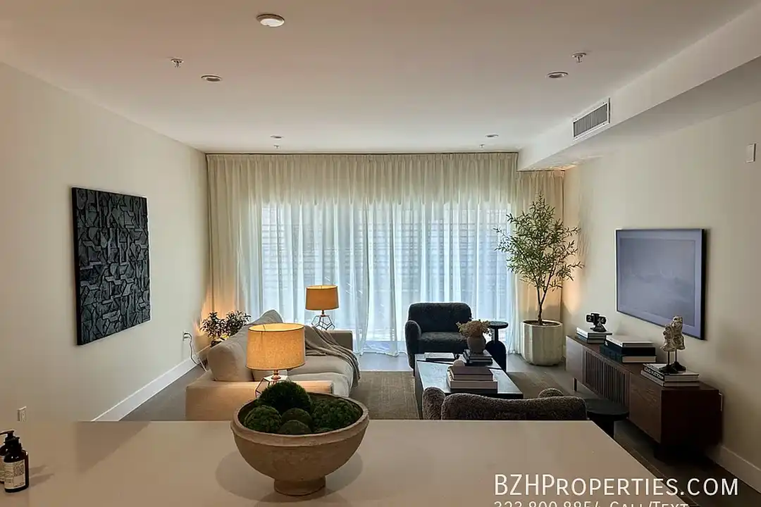 Apartment in West Hollywood - View 3
