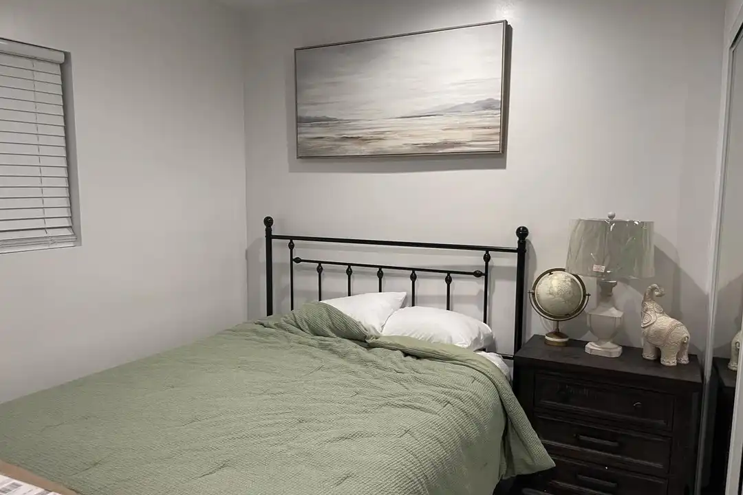 Apartment in Compton - View 3
