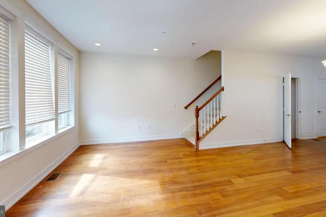 909 Lakeview Ct unit 909 - View 3