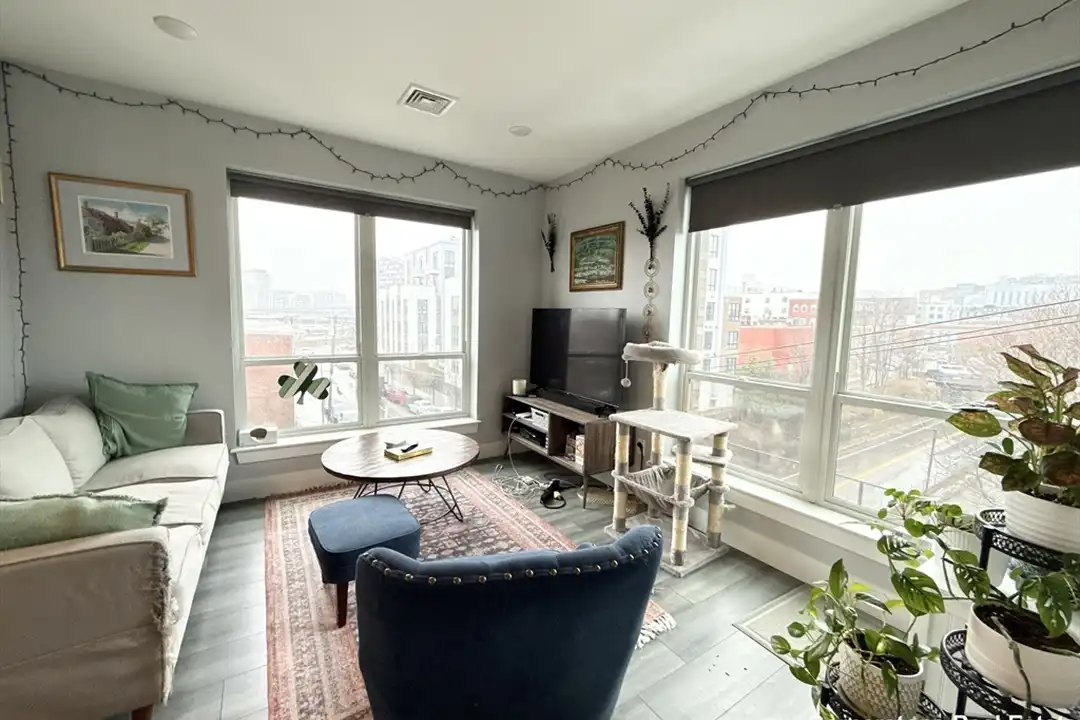 55 W Fifth St unit 310 – další