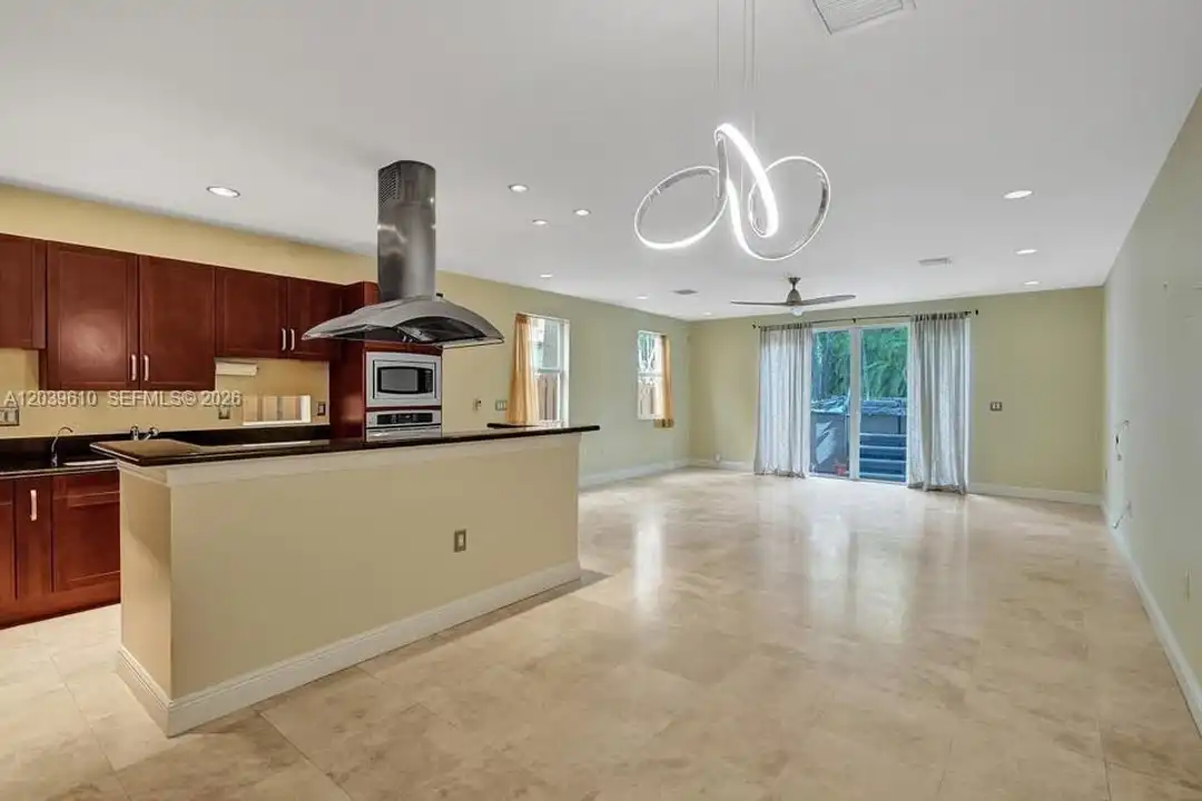 409 SW 5th St unit 1 - View 2