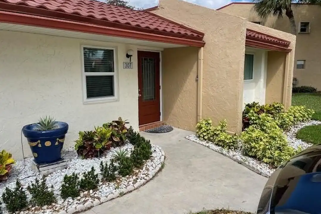 307 Lake Evelyn Dr - View 2