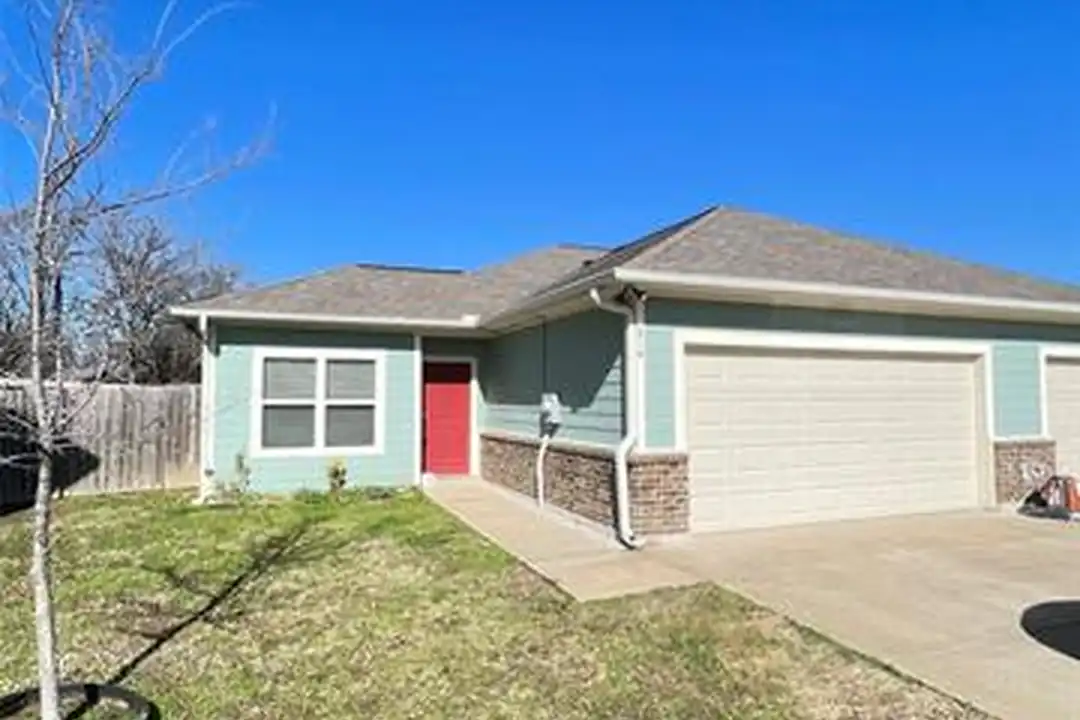 214 Lasso Cir – photo 1 of 16